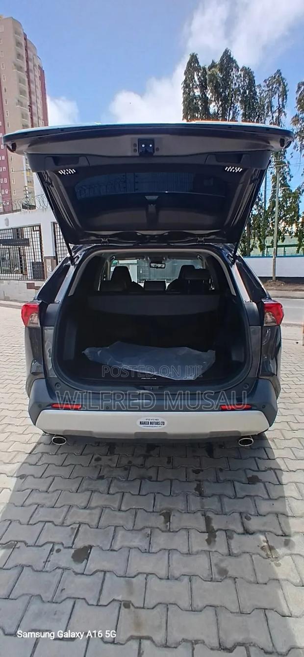 Toyota RAV4 XLE Premium FWD 2020 Gray