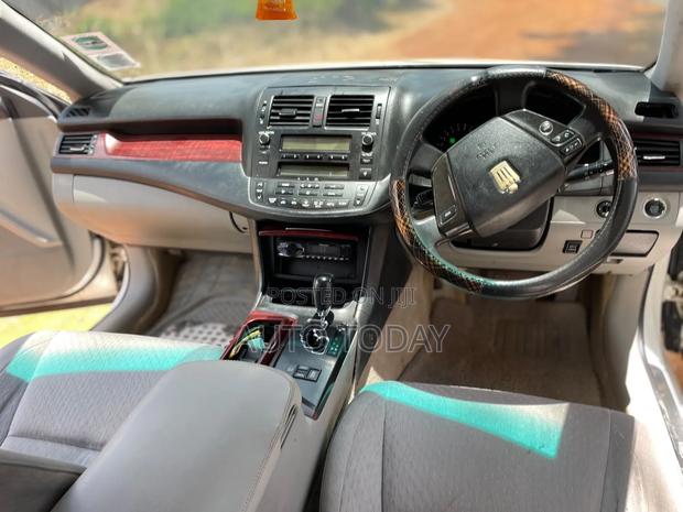 Toyota Crown 2010 White