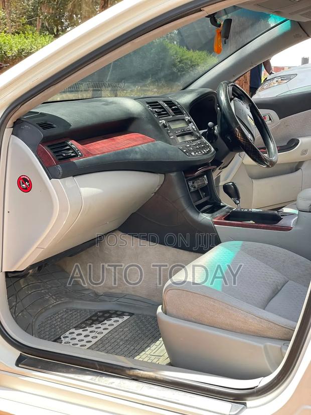 Toyota Crown 2010 White