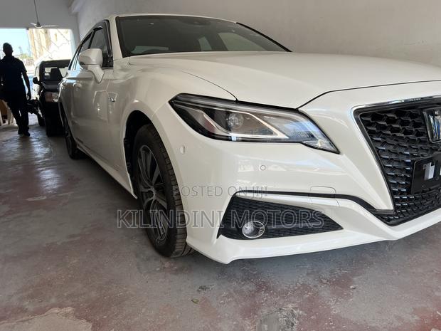 Toyota Crown 2019 White