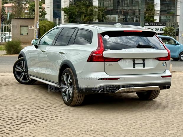 Volvo V60 Cross Country 2020 Beige