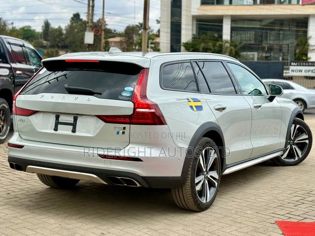 Volvo V60 Cross Country 2020 Beige