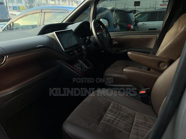 Toyota Esquire 2019