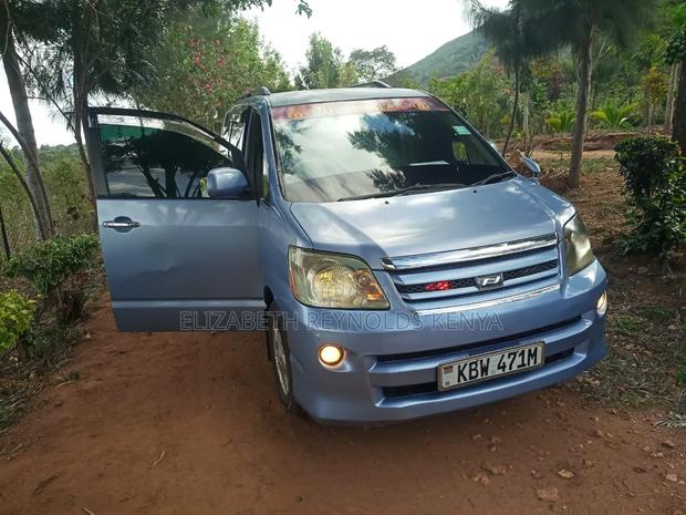 Toyota Noah 2.0 AWD (8 Seater) 2006 Blue