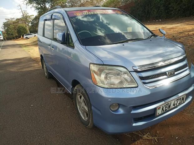 Toyota Noah 2.0 AWD (8 Seater) 2006 Blue