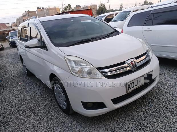 Toyota ISIS 2015 White
