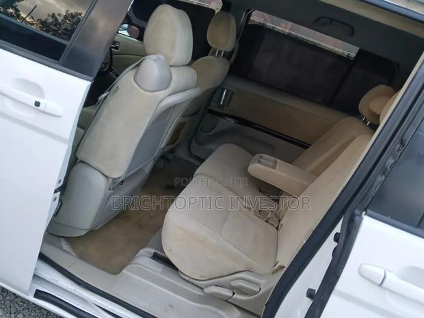 Toyota ISIS 2015 White