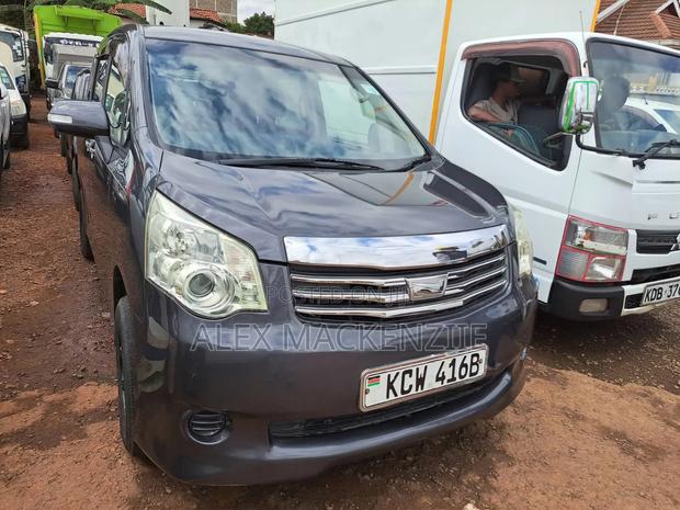 Toyota Noah 2012 Gray