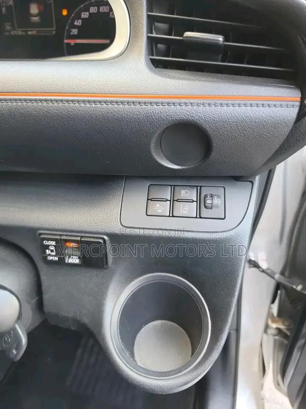 Toyota Sienta 2020 Silver