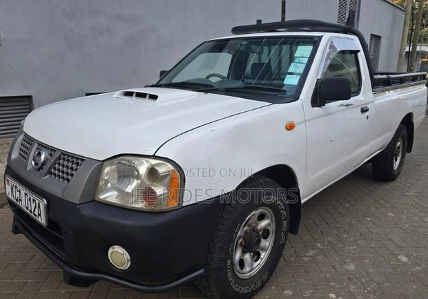 Nissan Hardbody 2013 Off white