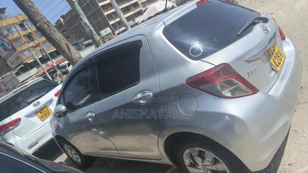 Toyota Vitz 2011 Silver