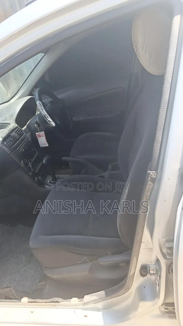 Nissan Advan 2002 Silver