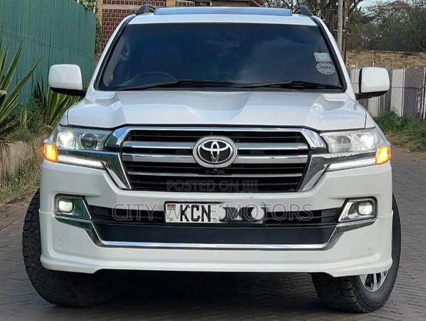 Toyota Land Cruiser 2010 White