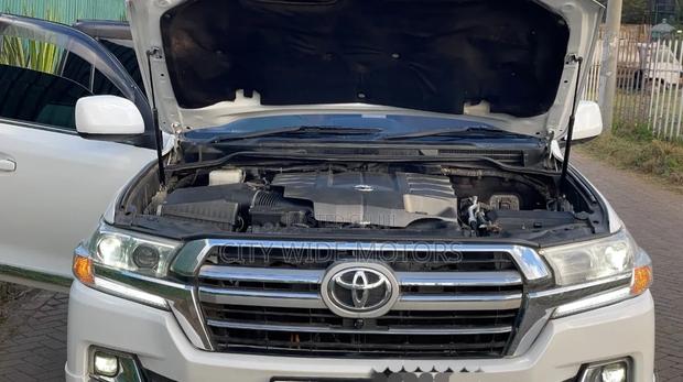 Toyota Land Cruiser 2010 White