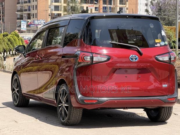 Toyota Sienta 1.5 Hybrid FWD 2019 Red