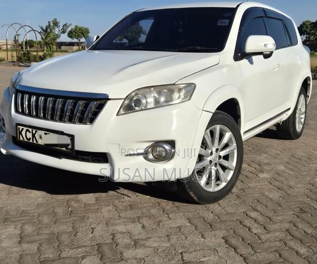 Toyota Vanguard 2010 White