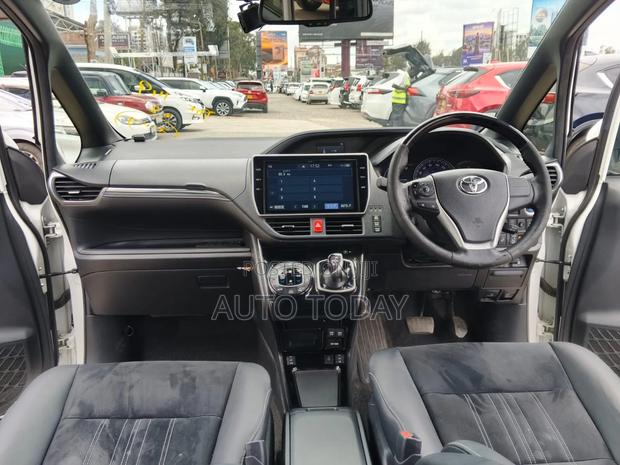 Toyota Esquire 1.8 FWD Hybrid (7 seater) 2019 White