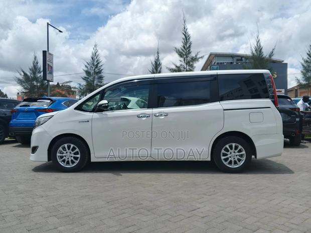 Toyota Esquire 1.8 FWD Hybrid (7 seater) 2019 White