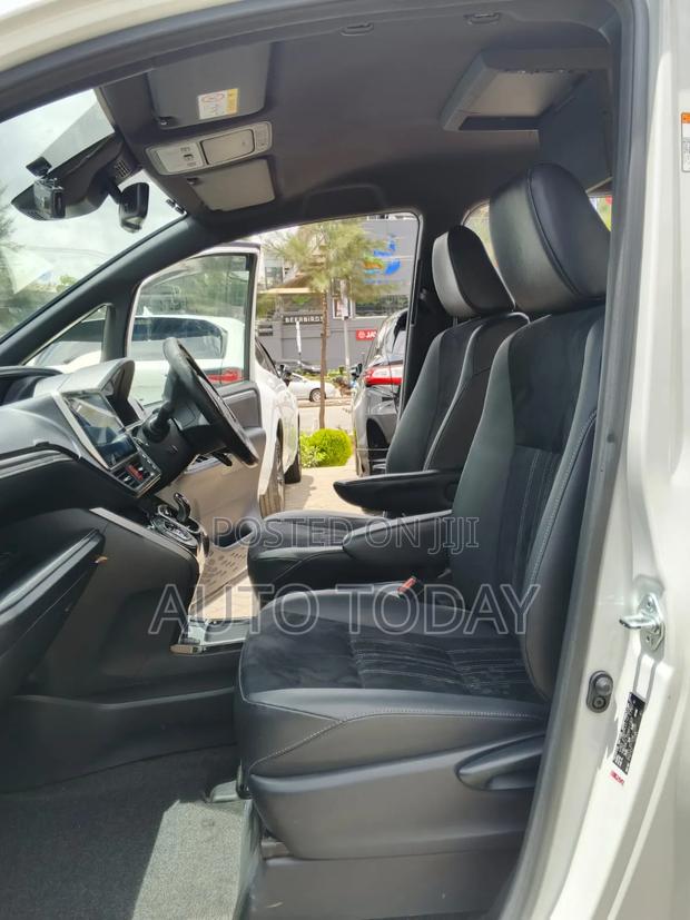 Toyota Esquire 1.8 FWD Hybrid (7 seater) 2019 White