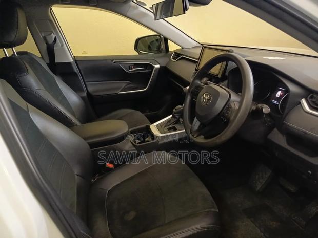 Toyota RAV4 LE FWD 2020 White