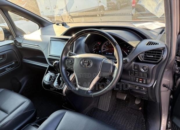Toyota Esquire 2.0 FWD (7 seater) 2019 Brown