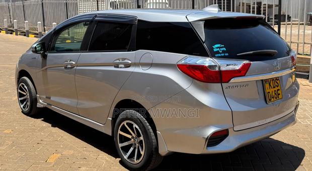 Honda Fit Shuttle 2017 Silver