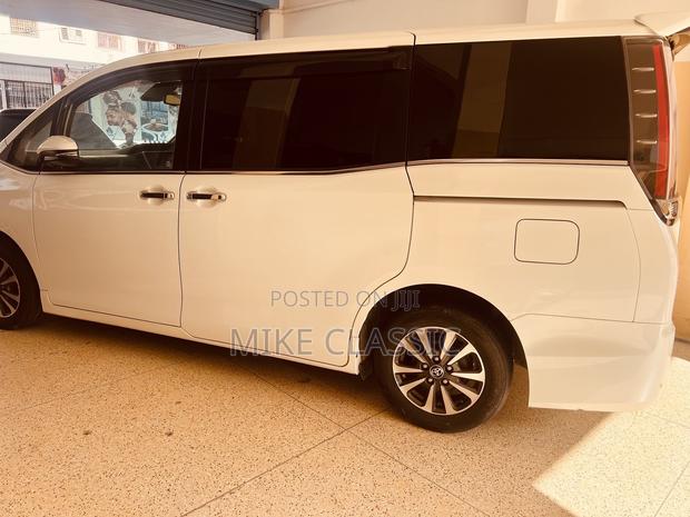 Toyota Esquire 2.0 FWD (7 seater) 2019 Pearl