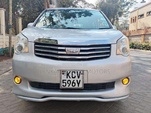 Toyota Noah 2012 Silver
