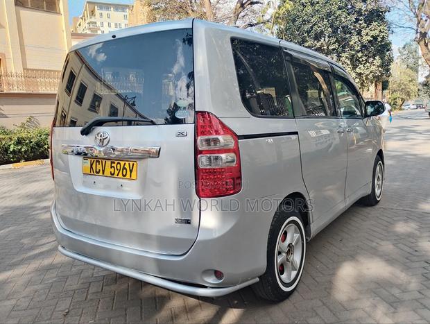 Toyota Noah 2012 Silver