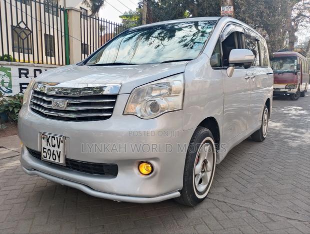 Toyota Noah 2012 Silver