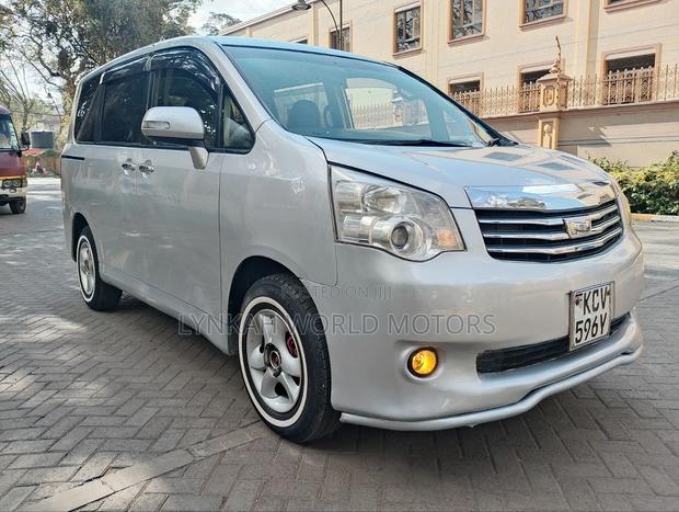 Toyota Noah 2012 Silver