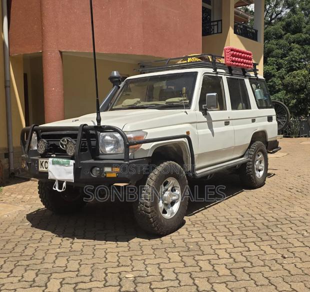 Toyota Land Cruiser 2010 White