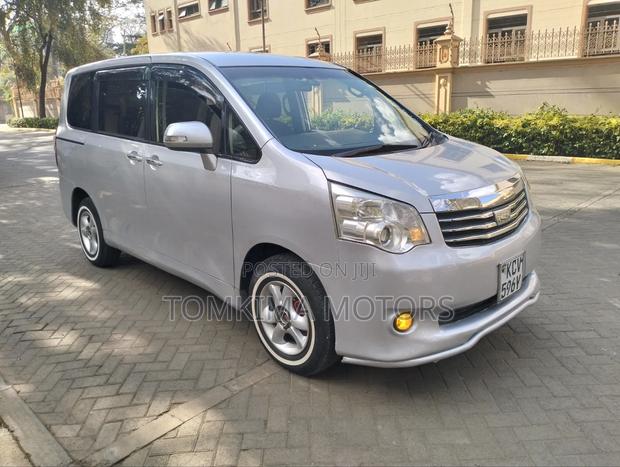 Toyota Noah 2012 Silver