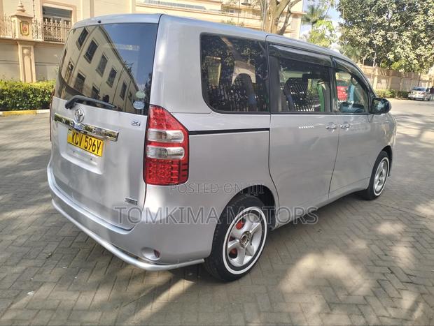 Toyota Noah 2012 Silver