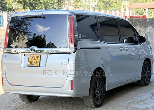 Toyota Noah 2019 Silver