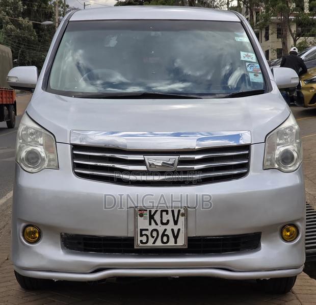 Toyota Noah 2012 Silver