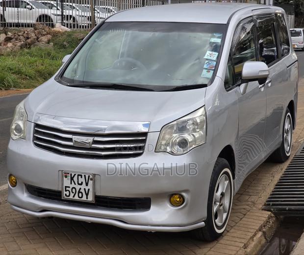 Toyota Noah 2012 Silver