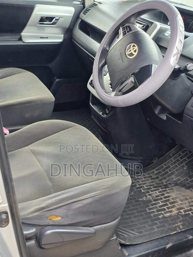 Toyota Noah 2012 Silver