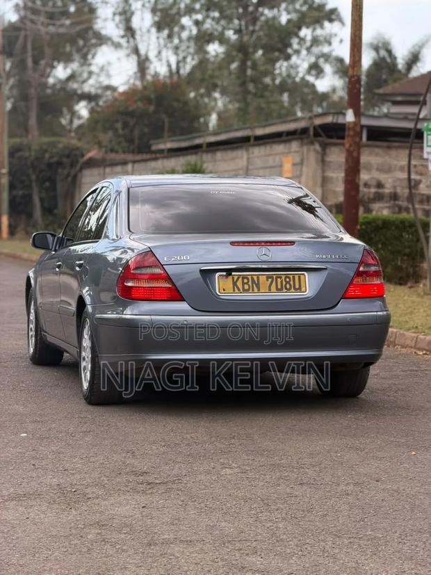 Mercedes-Benz E200 2005 Blue