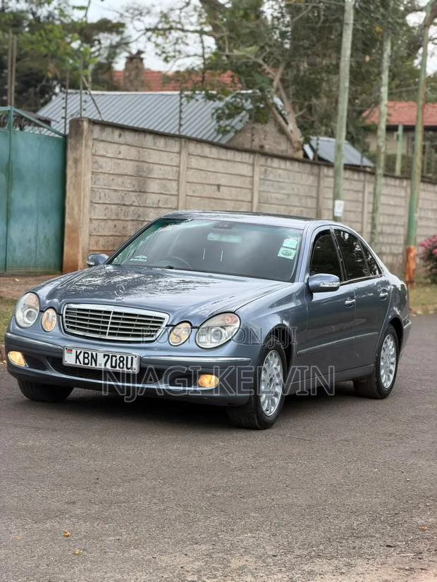 Mercedes-Benz E200 2005 Blue