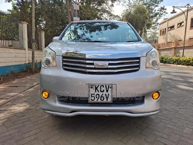 Toyota Noah 2.0 158hp FWD (8 Seater) 2013 Silver