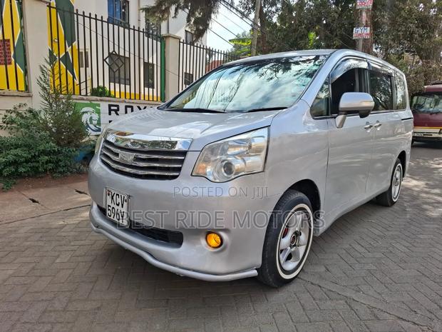 Toyota Noah 2.0 158hp FWD (8 Seater) 2013 Silver
