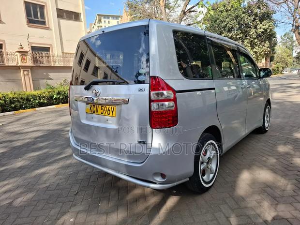Toyota Noah 2.0 158hp FWD (8 Seater) 2013 Silver