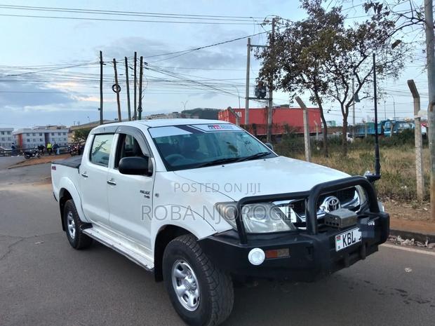 Toyota Hilux 2.5 D-4D 4X4 SRX 2010 Pearl