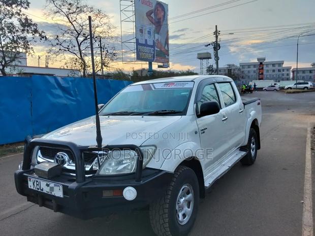 Toyota Hilux 2.5 D-4D 4X4 SRX 2010 Pearl