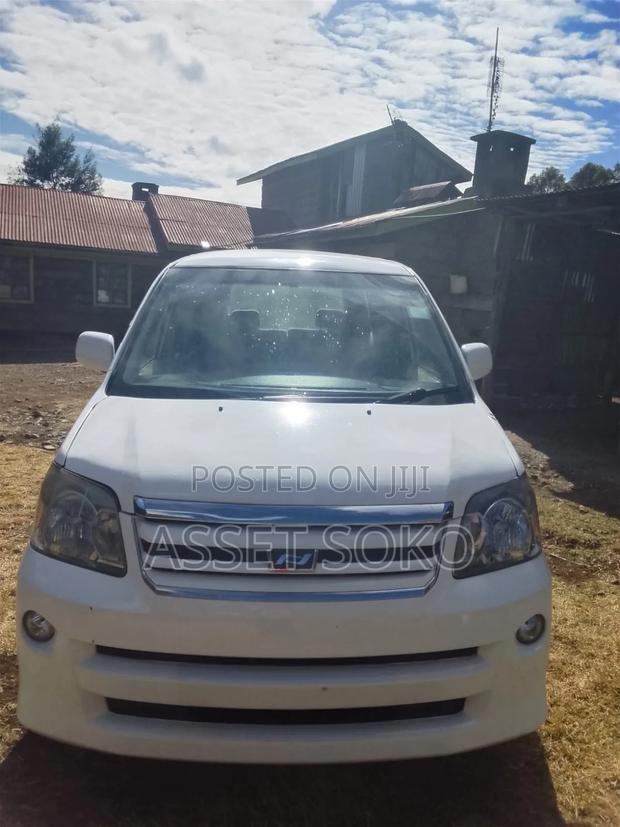 Toyota Noah 2.0 FWD (8 Seater) 2006 White