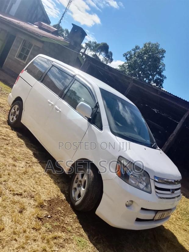 Toyota Noah 2.0 FWD (8 Seater) 2006 White