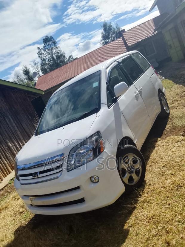 Toyota Noah 2.0 FWD (8 Seater) 2006 White
