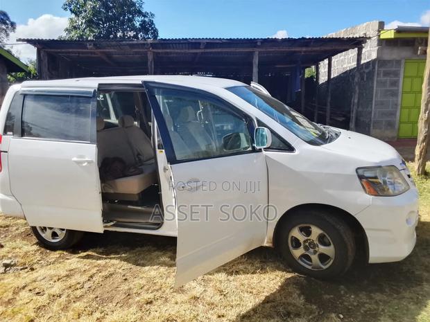 Toyota Noah 2.0 FWD (8 Seater) 2006 White