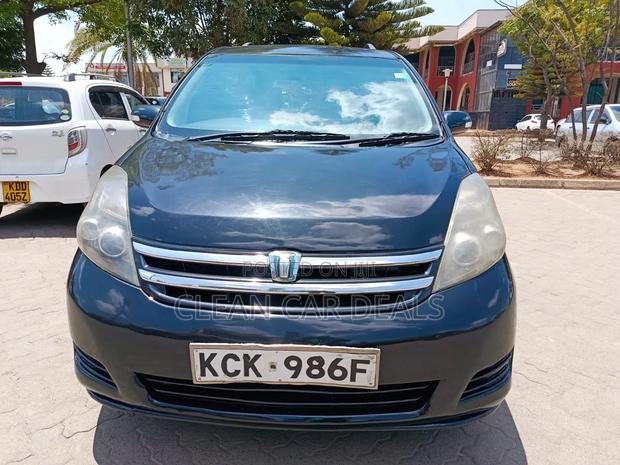 Toyota ISIS 2010 Blue